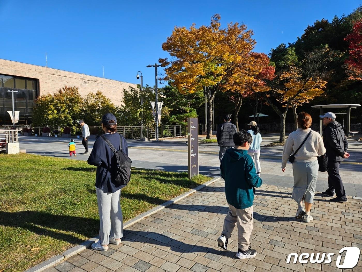 본문 이미지 - 토요일인 21일 오후 강원 국립춘천박물관에 전시를 보려는 시민들의 발길이 이어졌다.2023.10.21 한귀섭 기자