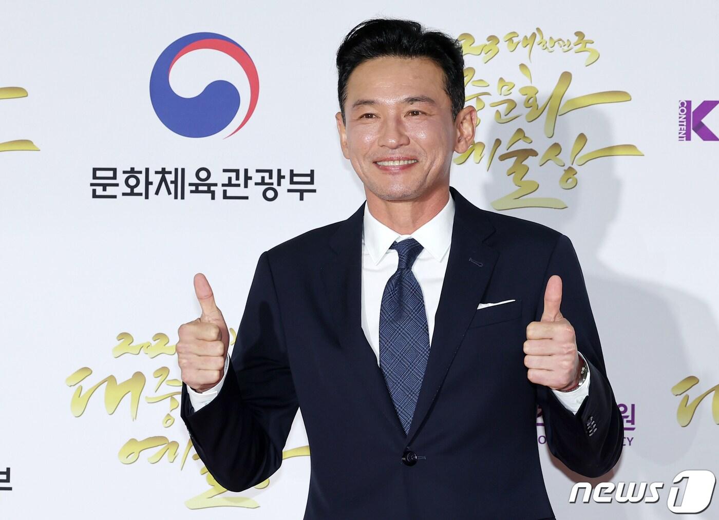 본문 이미지 - 배우 황정민이 21일 오후 서울 중구 국립극장 해오름극장에서 열린 ‘2023 대한민국 대중문화예술상 시상식’에 참석해 포즈를 취하고 있다. 대한민국 대중문화예술상은 문화체육관광부가 주최하고 한국콘텐츠진흥원이 주관하는 문화, 연예, 예술인을 대상으로 하는 상이다. 2023.10.21/뉴스1 ⓒ News1 김진환 기자