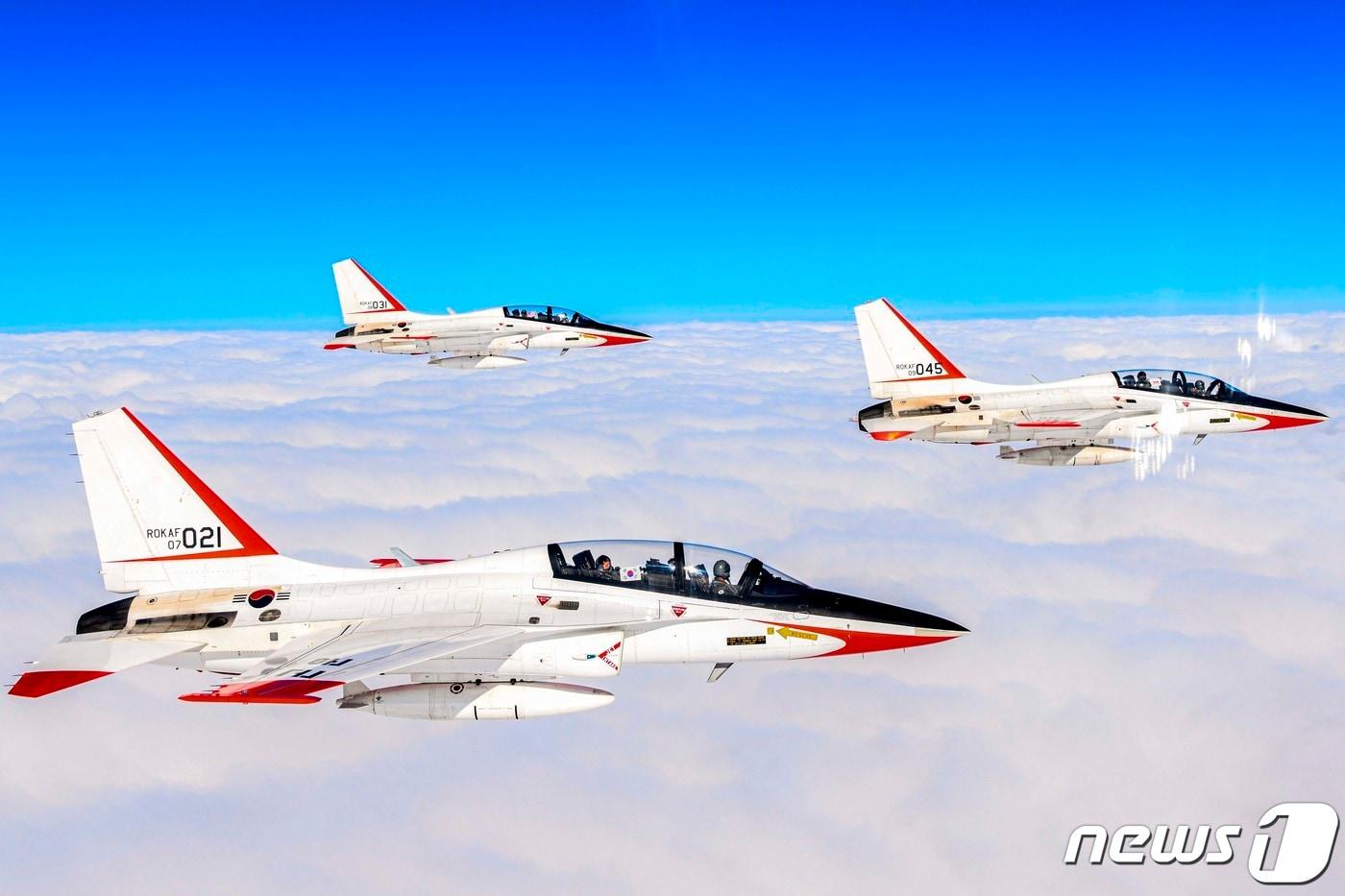 21일 국민조종사와 명예조종사들이 탑승한 국산 초음속 고등훈련기 T-50이 대한민국 상공을 비행하고 있다. (공군 제공) 2023.10.21/뉴스1 ⓒ News1 김진환 기자