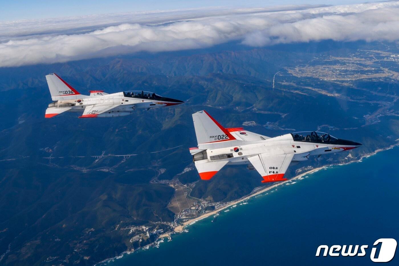 21일 국민조종사와 명예조종사들이 탑승한 국산 초음속 고등훈련기 T-50이 동해 상공을 비행하고 있다. (공군 제공) 2023.10.21/뉴스1 ⓒ News1 김진환 기자