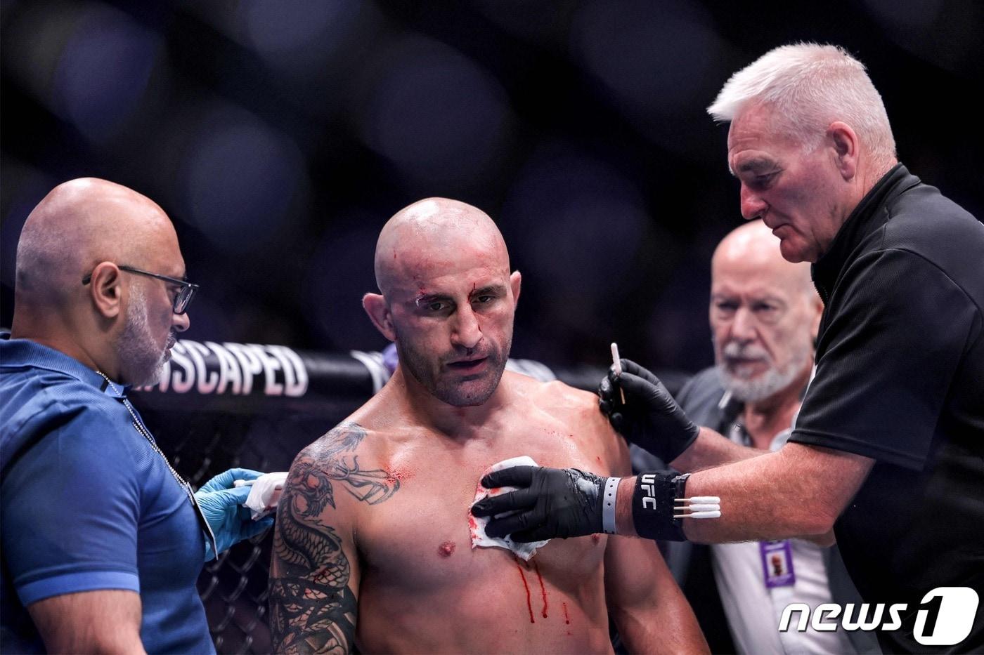 22일(한국시간) 이슬람 마카체프(러시아)와의 UFC 경기에서 KO패를 당한 알렉산더 볼카노프스키(호주)가 아쉬운 표정을 짓고 있다. ⓒ AFP=뉴스1