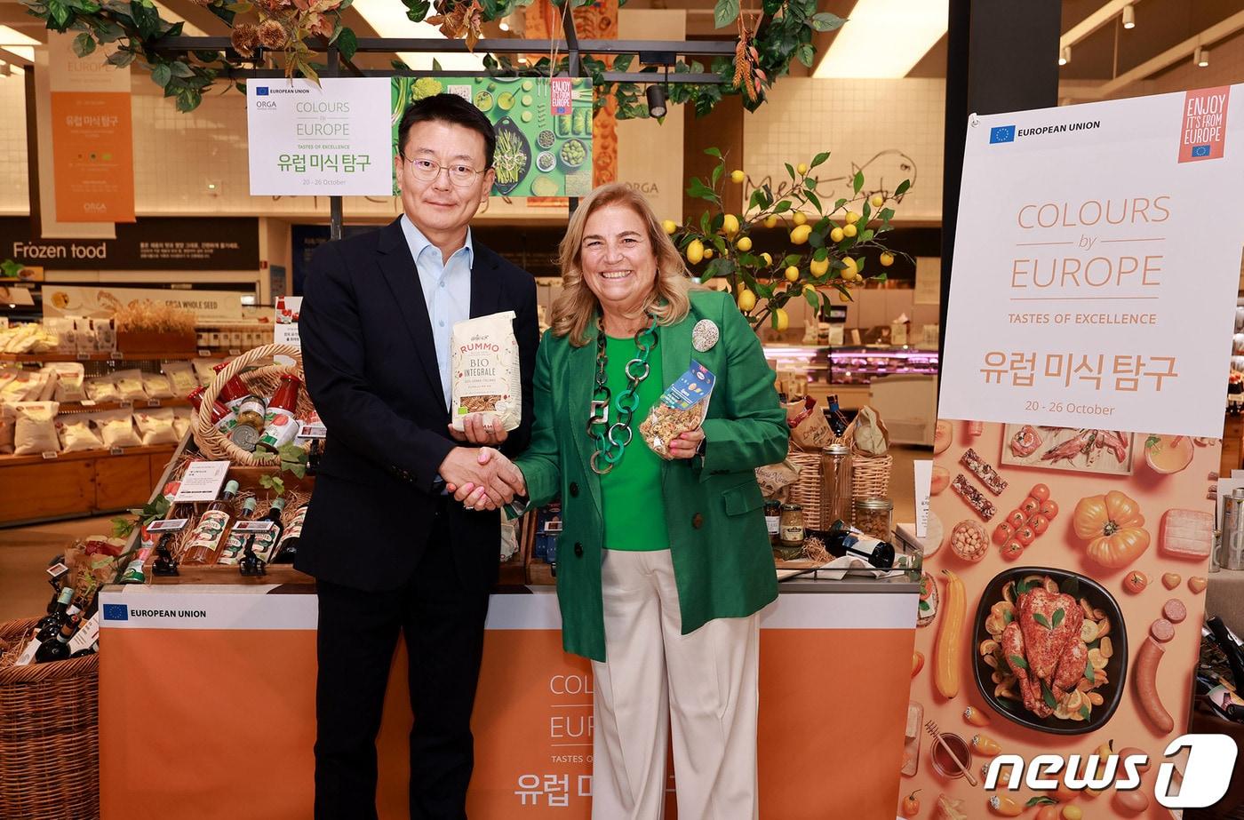 20일 올가홀푸드 서울 방이점에서 열린 '유럽 미식 탐구' 기획전에 참석한 강병규 올가홀푸드 대표(왼쪽)와 마리아 카스티요 페르난데즈 주한유럽연합(EU) 대사가 기념사진을 찍고 있다(풀무원 제공).