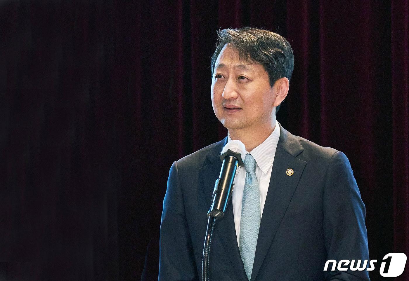 본문 이미지 - 안덕근 산업통상자원부 통상교섭본부장이 지난 21일 서울 서초구 KOTRA 대강당에서 열린 '2023년 자유무역협정(FTA)을 활용한 모의무역 실전대회'에 인사말을 하고 있다. (산업통상자원부 제공) 2023.10.22/뉴스1