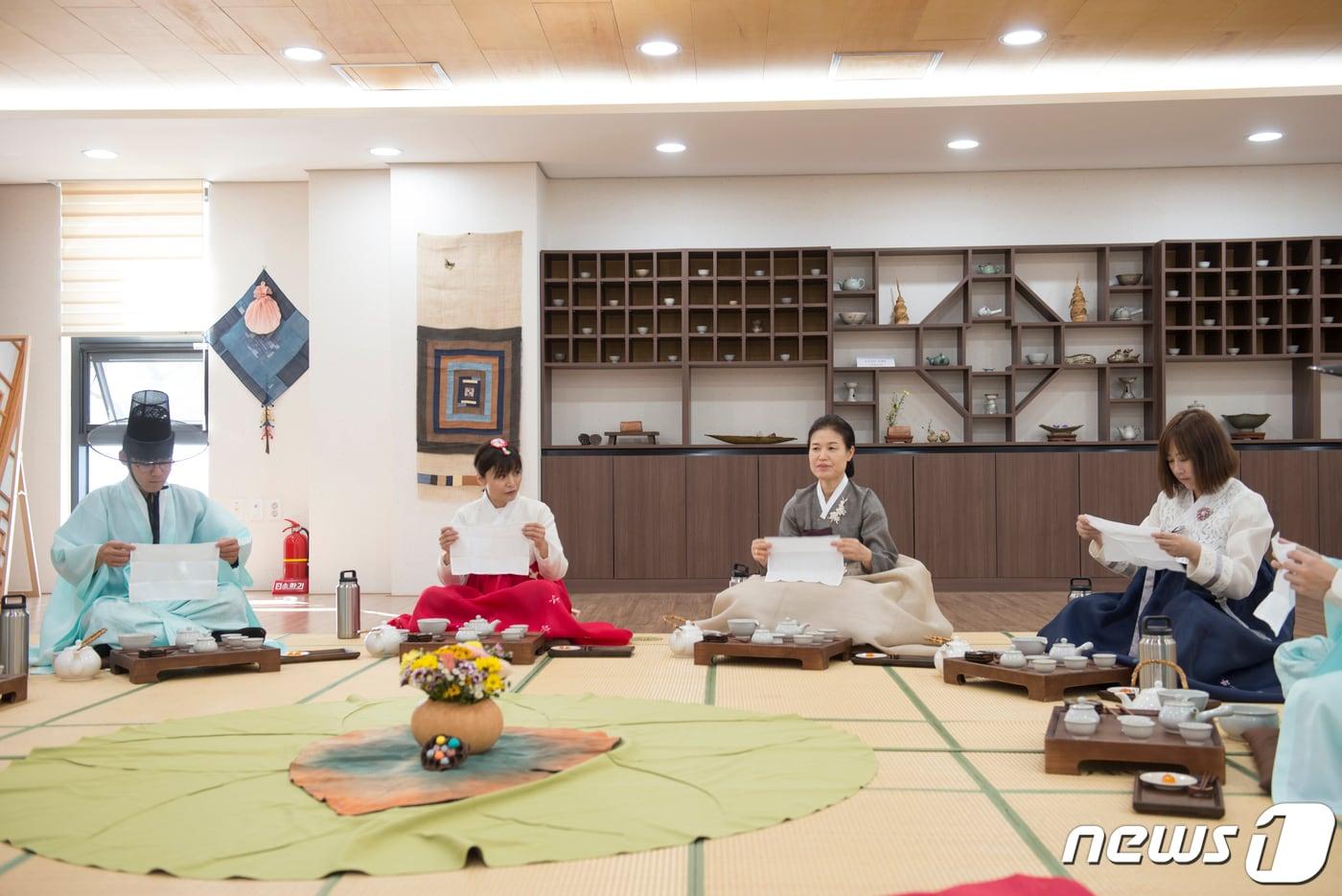 본문 이미지 - 지난 18일 한국전통문화체험관에서 다례 체험을 하고 있는 대만 관계자들. 2023.10.18/뉴스1 ⓒ News1 이성덕 기자