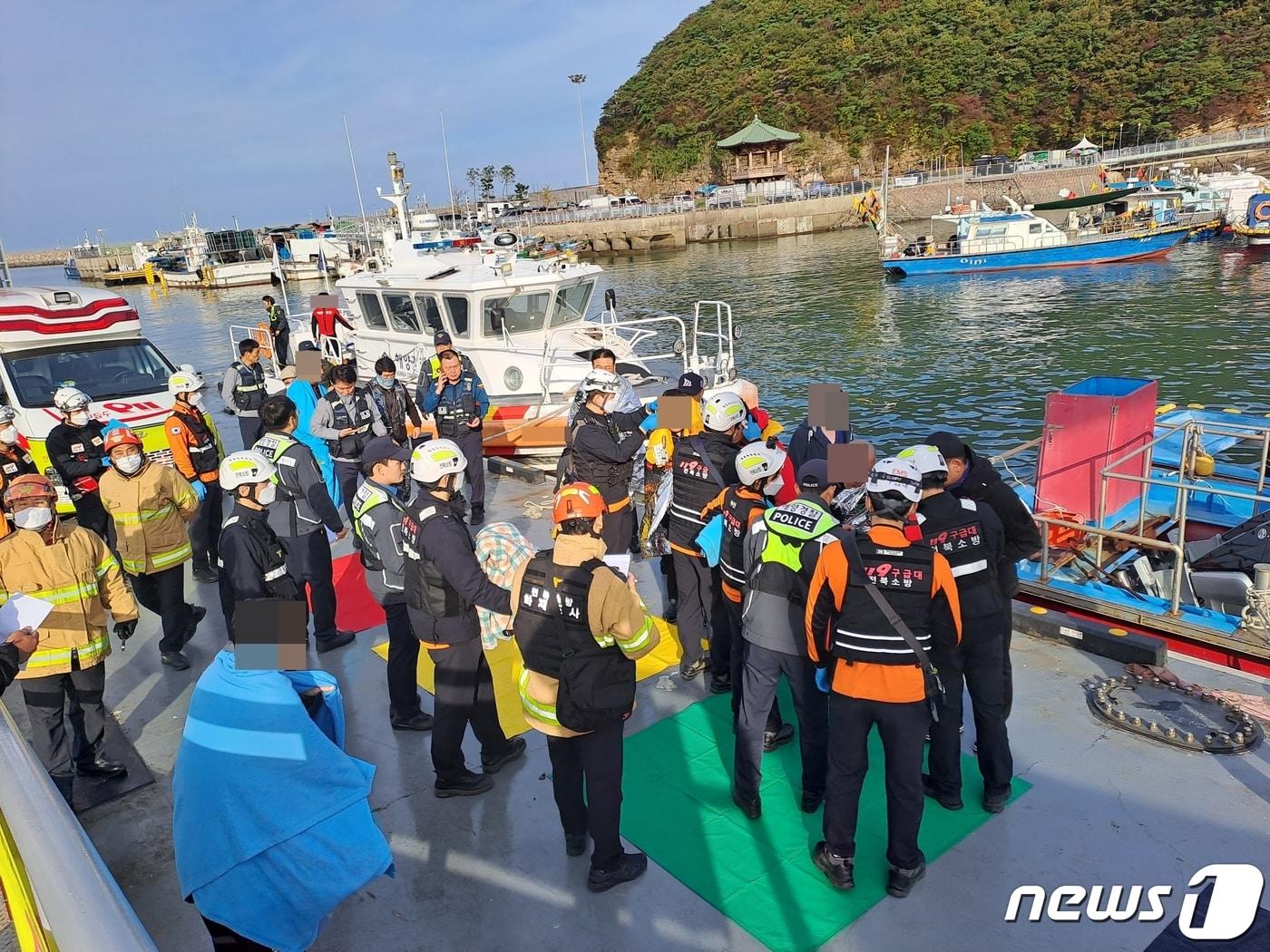 본문 이미지 - 22일 오전 5시57분께 전북 부안군 위도면 하왕등도 동쪽 1.6km 해상에서 낚시어선과 예인선이 충돌하는 사고가 발생했다.이 사고로 인해 4명이 사망하고, 14명이 병원에서 치료를 받고 있다.(전북소방본부 제공)2023.10.22/뉴스1 ⓒ News1 강교현 기자