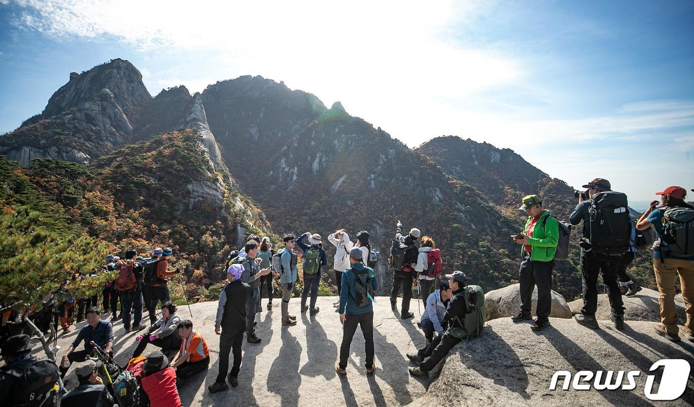 본문 이미지 - 북한산 국립공원에서 등산객들이 휴식을 취하고 있다. 2023.10.22 ⓒ 뉴스1 이승배 기자