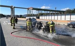 본문 이미지 - 21일 경기 용인시 영동고속도로 인천방향 용인휴게소 인근에서 추돌사고가 나 스포티지 차량에서 불이 났다.(용인소방서 제공)/뉴스1