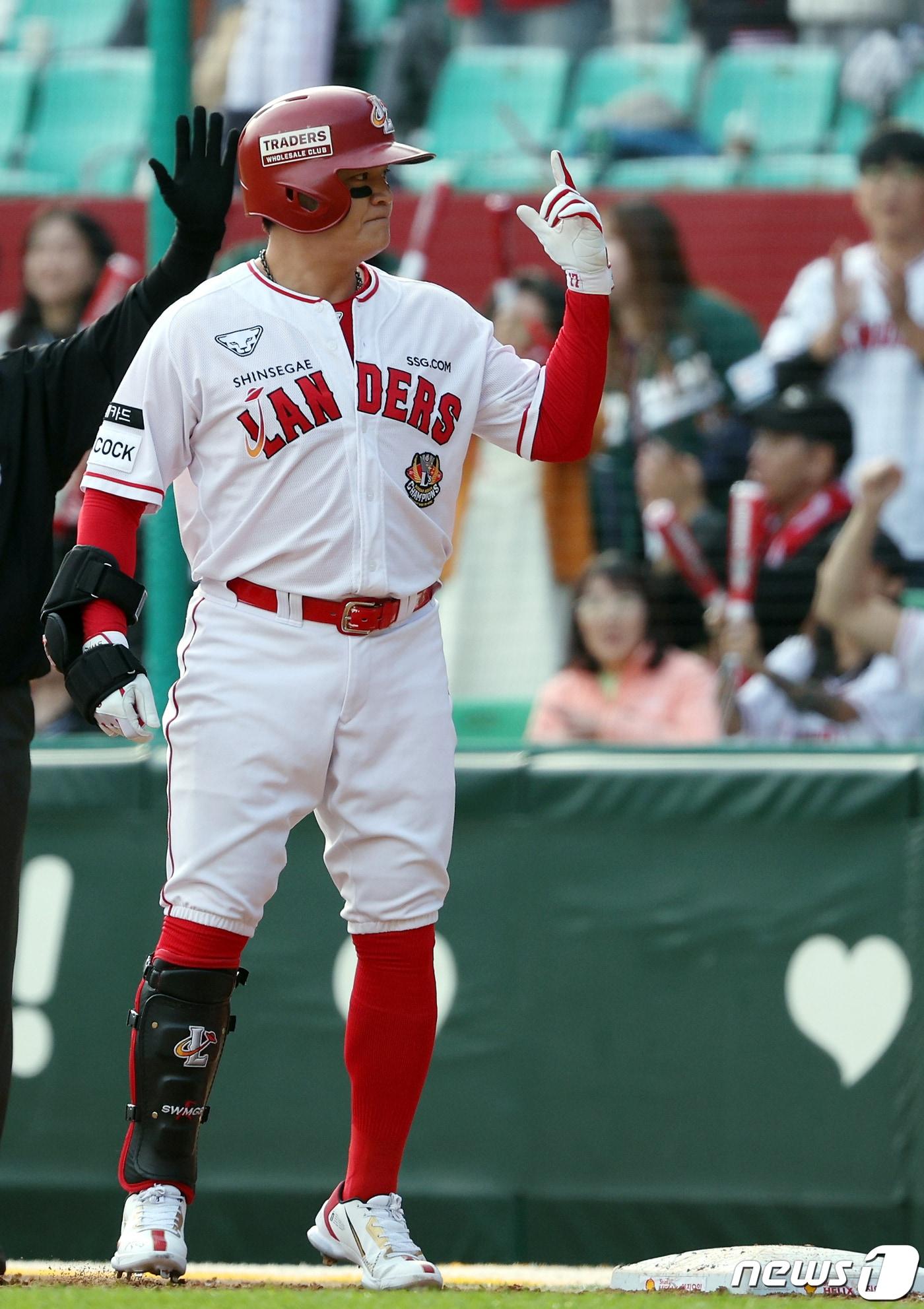 본문 이미지 - 22일 인천 SSG랜더스필드에서 열린 프로야구 &#39;2023 신한은행 SOL KBO 포스트시즌&#39; 준플레이오프 1차전 SSG 랜더스와 NC 다이노스의 경기 8회말 무사 주자 1루 상황 SSG 추신수가 안타를 날리고 1루에 안착해 세리머니를 하고 있다. 2023.10.22/뉴스1 ⓒ News1 박정호 기자