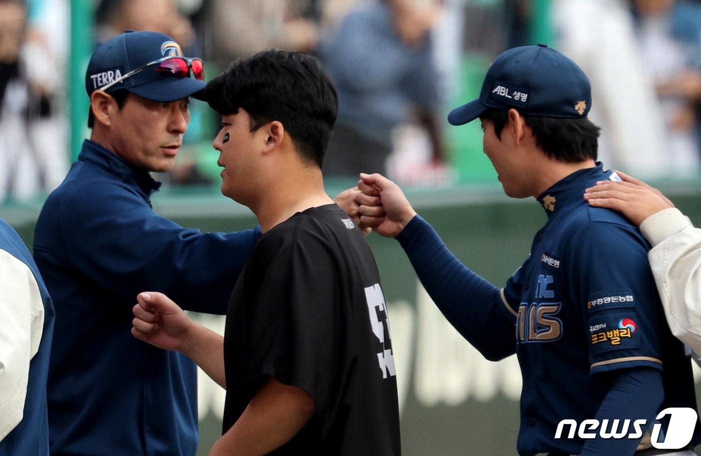 본문 이미지 - 22일 오후 인천 SSG랜더스필드에서 열린 프로야구 '2023 신한은행 SOL KBO 포스트시즌' 준플레이오프 1차전 SSG 랜더스와 NC 다이노스의 경기에서 4:3으로 승리를 거둔 NC 강인권 감독이 김성욱과 주먹을 맞대고 있다. 2023.10.22/뉴스1 ⓒ News1 장수영 기자