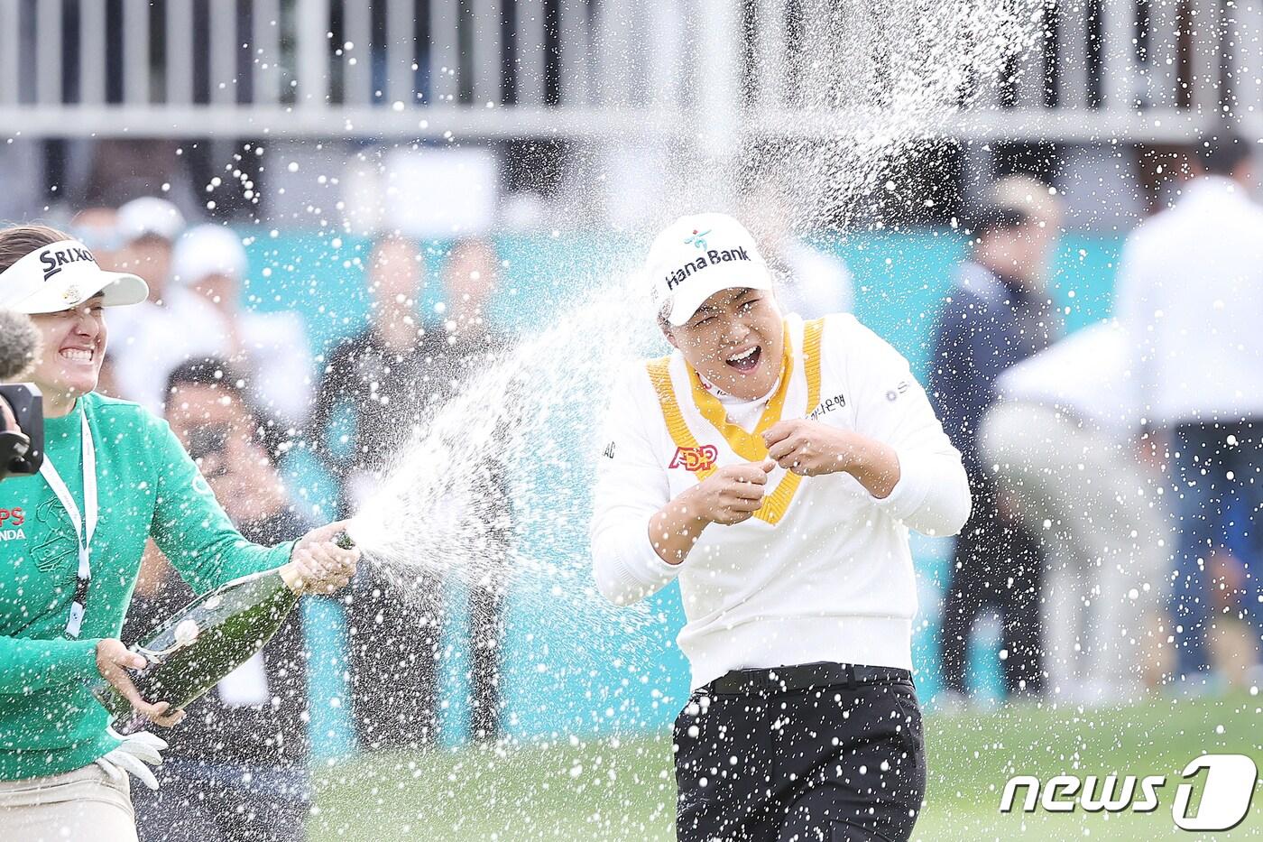 프로골퍼 이민지가 22일 경기 파주 서원밸리 컨트리클럽 서원힐스에서 열린 LPGA 투어 'BMW 레이디스 챔피언십 2023' 파이널 라운드 연장홀에서 앨리슨 리를 상대로 접전끝에 우승을 거둔 뒤 한나 그린으로부터 샴페인 샤워를 받고 있다. 2023.10.22/뉴스1 ⓒ News1 민경석 기자