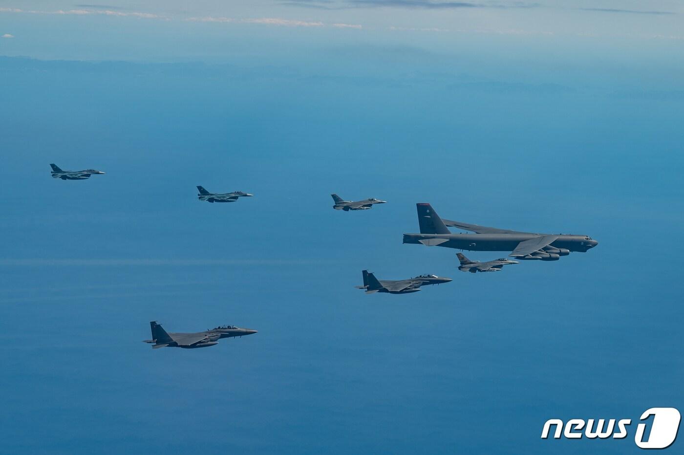 본문 이미지 - 한미일 공군 공중훈련 모습. 먼곳으로부터 日 F-2 2대, 美 F-16, 美 B-52H, 美 F-16, 韓 F-15K 2대. (미 공군 제공) 2023.10.22/뉴스1
