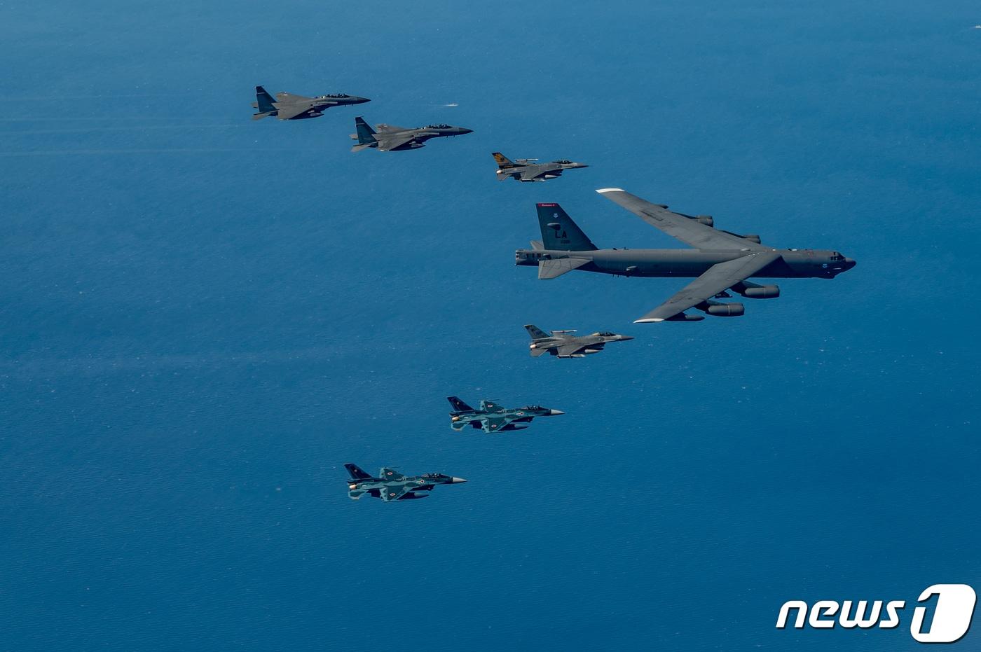 본문 이미지 - 한미일 3국 전력이 참가한 공중훈련. 위쪽부터 우리 공군 F-15K 전투기 2대, 주한 미 공군 F-16 전투기, 미 공군 B-52H 폭격기, 주한 미 공군 F-16 전투기, 일본 항공자위대 F-2 전투기 2대. (미 공군 제공) 2023.10.22/뉴스1