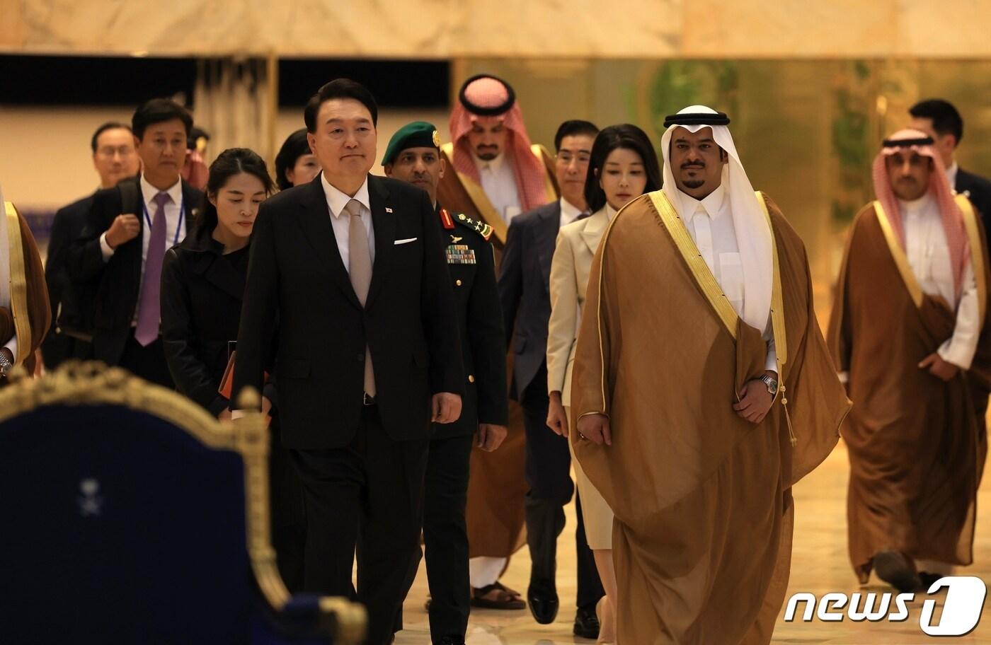 본문 이미지 - 사우디아라비아를 국빈 방문한 윤석열 대통령과 부인 김건희 여사가 21일(현지시간) 리야드 킹칼리드 국제공항에 도착해 접견실로 이동하고 있다. (대통령실 홈페이지) 2023.10.22/뉴스1 ⓒ News1 오대일 기자