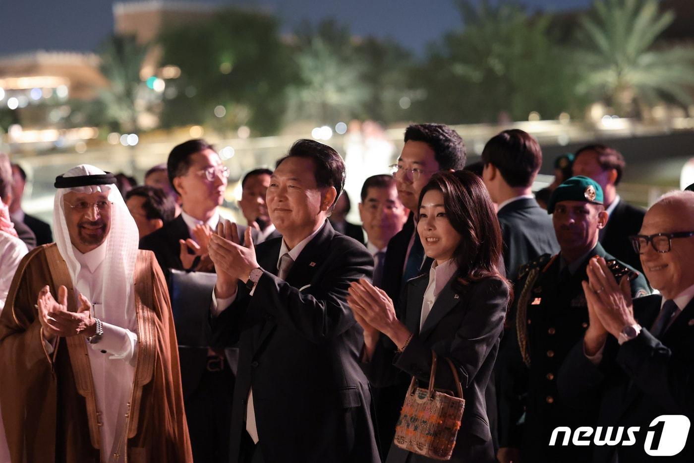 본문 이미지 - 사우디아라비아를 국빈 방문한 윤석열 대통령과 부인 김건희 여사가 21일(현지시간) 리야드 인근 디리야 유적지를 방문해 박수치고 있다. (대통령실 홈페이지) 2023.10.22/뉴스1 ⓒ News1 오대일 기자