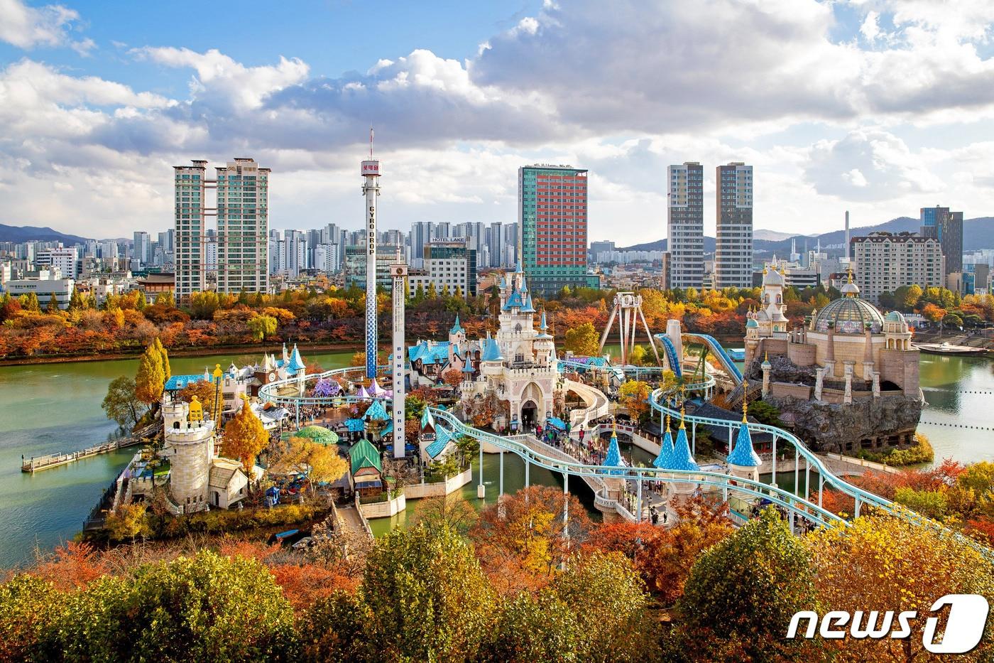 본문 이미지 - 단풍으로 물든 매직아일랜드(롯데월드 어드벤처 제공)