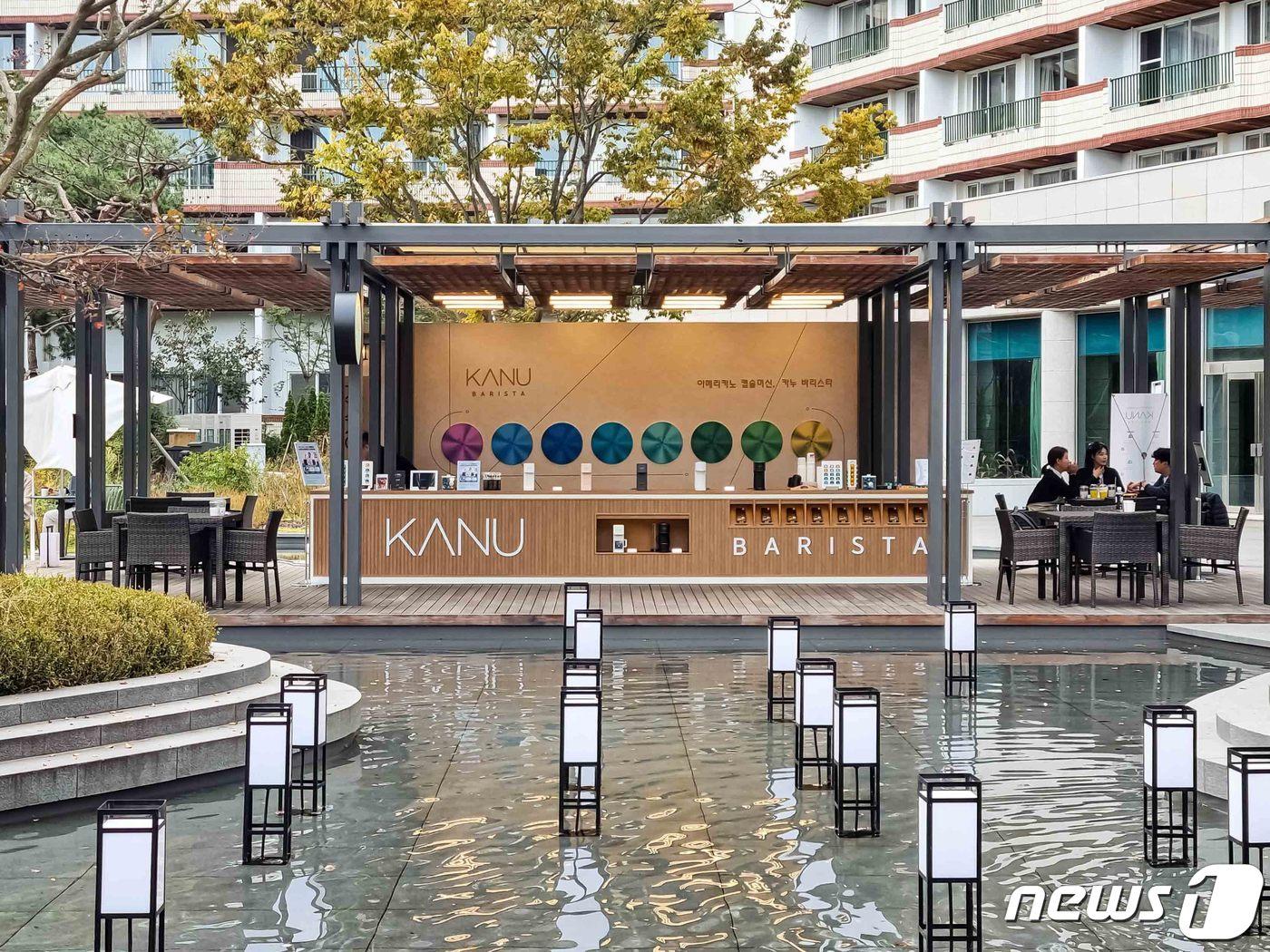 본문 이미지 - 한화리조트 경주 내 정원 소요원에 들어온 카누 바리스타 팝업스토어(한화호텔앤드리조트 제공)