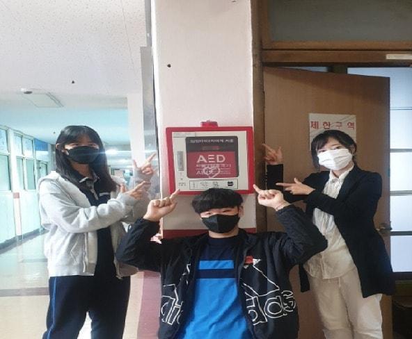 본문 이미지 - 울산 일산중학교 2학년 허승빈(왼쪽부터), 김도연 학생과 김명지 사서교사. (일산중학교 제공)