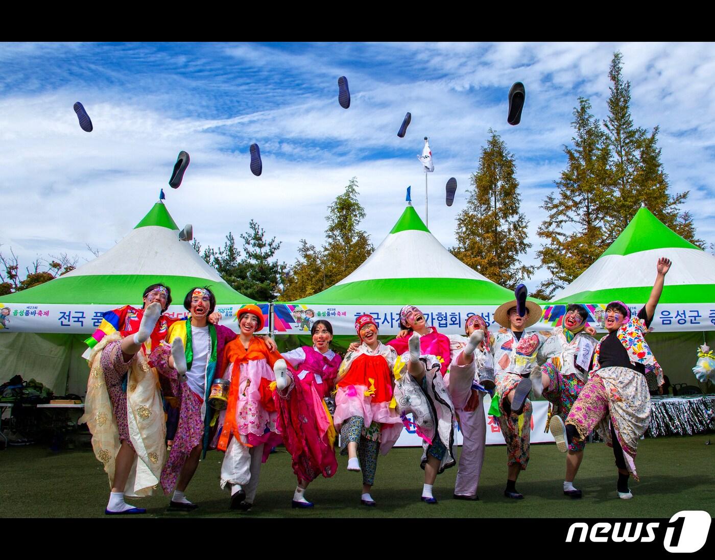본문 이미지 -  23일 충북 음성군은 음성품바축제가 문화체육관광부의 로컬100 문화콘텐츠에 선정됐다고 밝혔다. 사진은 홍보사진.(음성군 제공)2023.10.23/뉴스1