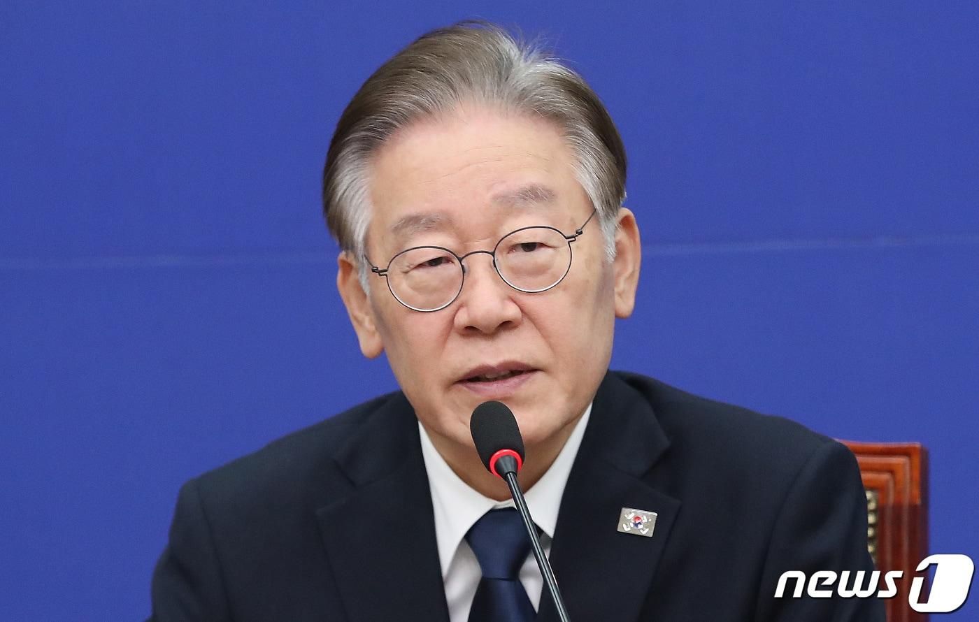본문 이미지 - 이재명 더불어민주당 대표가 23일 오전 서울 여의도 국회에서 열린 최고위원회의에서 발언을 하고 있다. 2023.10.23/뉴스1 ⓒ News1 임세영 기자