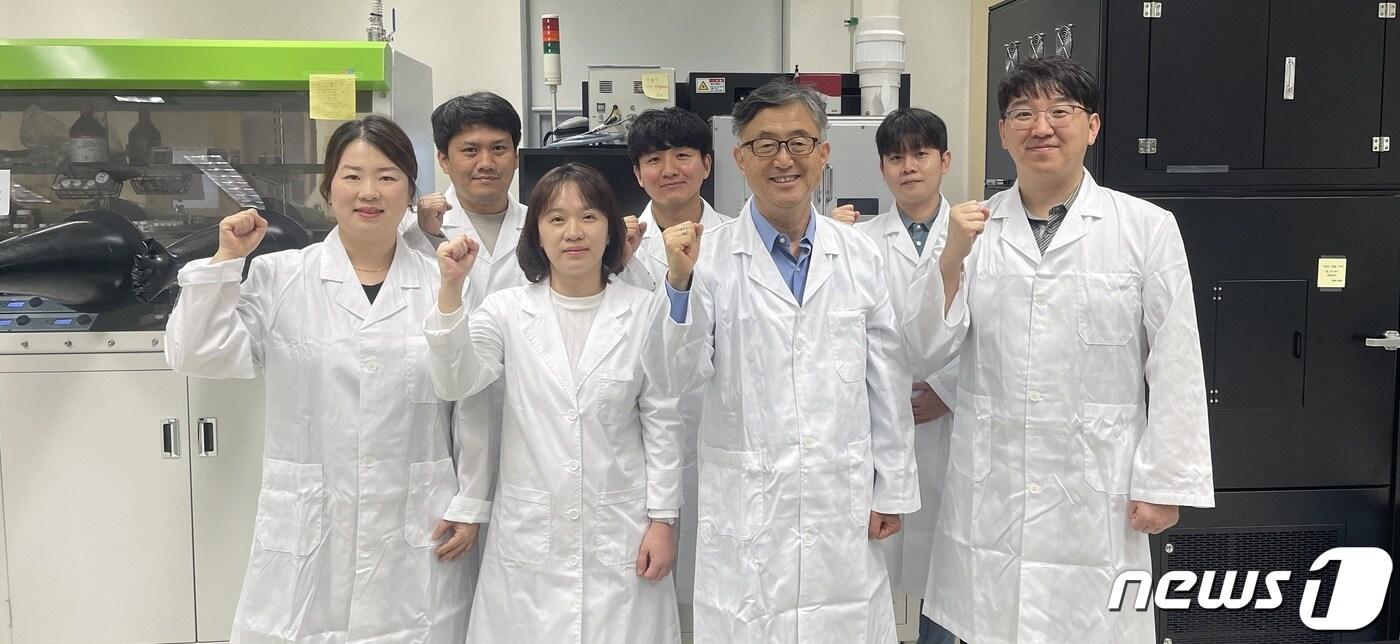 이광희 교수(앞줄 왼쪽에서 두 번째)와 리셀 연구진(지스트 제공)/뉴스1 