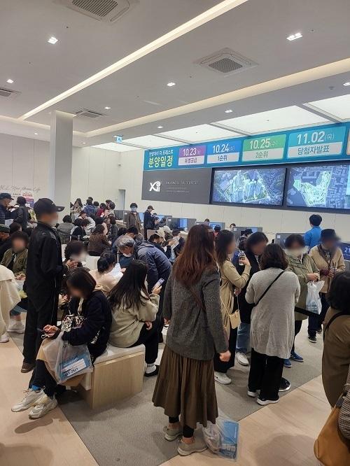 본문 이미지 - GS건설이 경기 안양시 만안구 일대에 짓는 안양자이 더 포레스트 견본주택에 관람객들이 몰려있다.