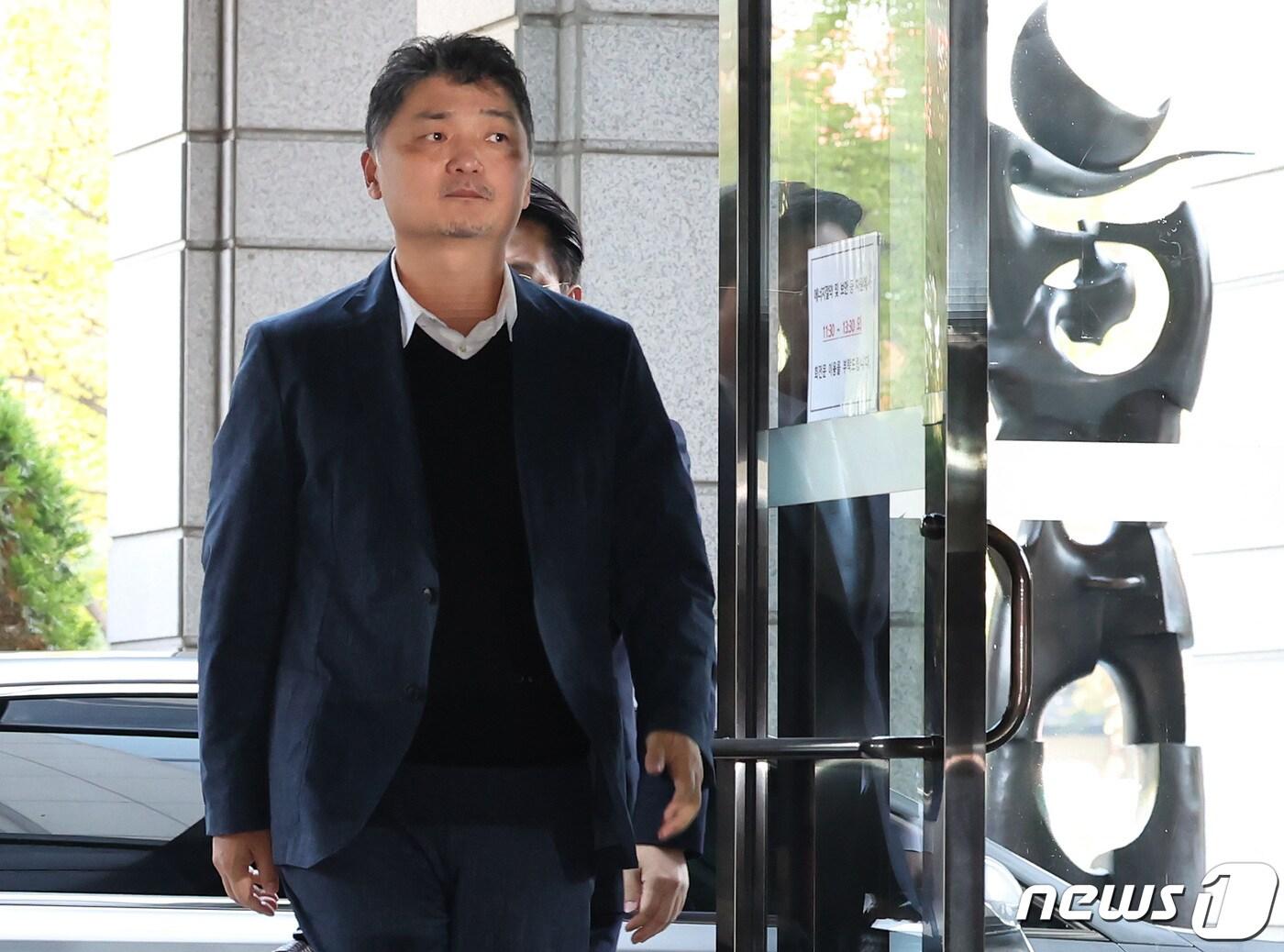 본문 이미지 - 김범수 카카오 미래이니셔티브센터장이 23일 오전 SM엔터테인먼트 주가 시세조종 의혹과 관련한 조사를 받기 위해 서울 여의도 금융감독원으로 출석하고 있다. 2023.10.23/뉴스1 ⓒ News1 김민지 기자