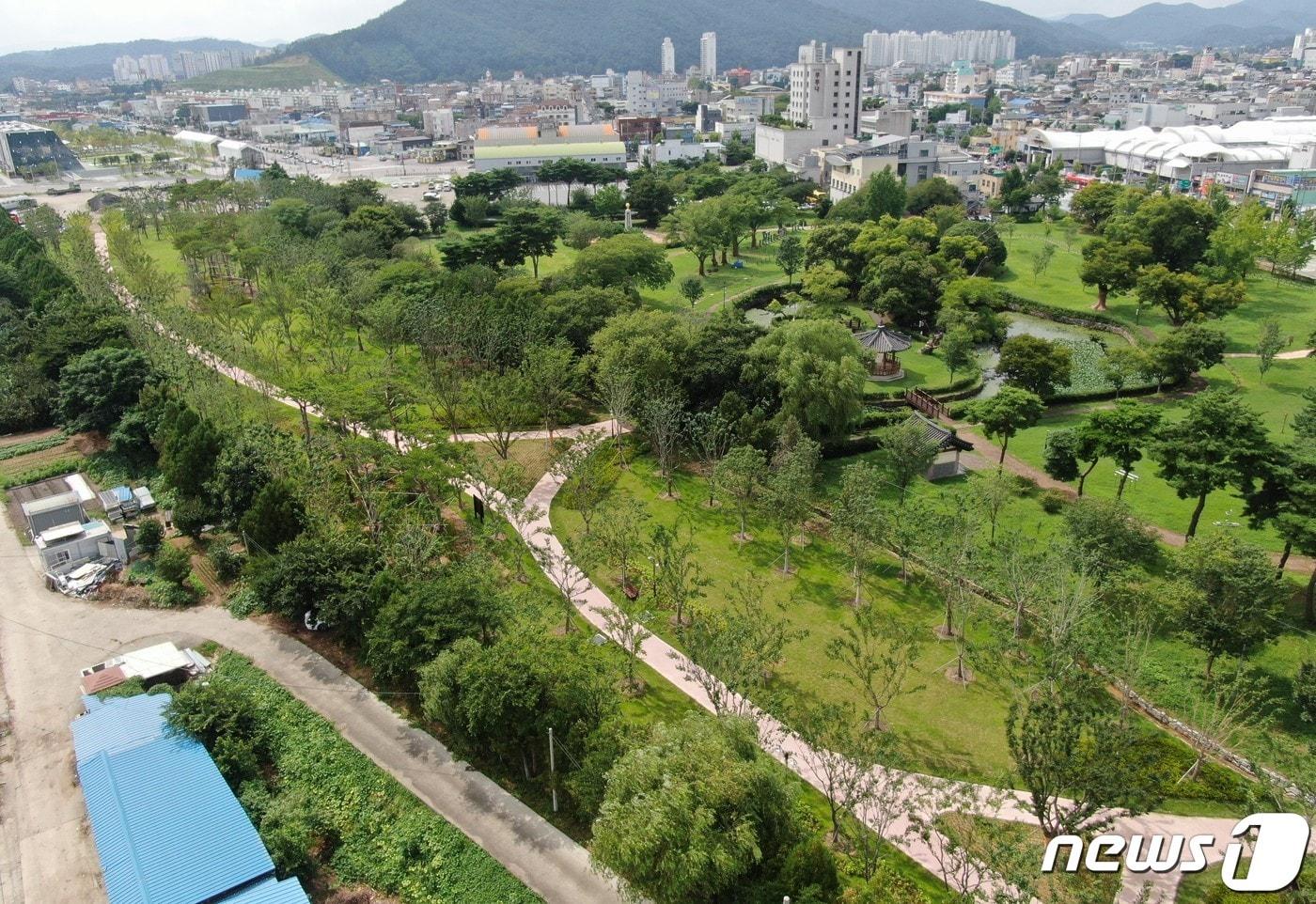 본문 이미지 - 광양 폐철도부지에 조성된 기후대응 도시숲.(전남도 제공) 2023.10.23/뉴스1