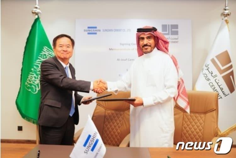 본문 이미지 - 한인호 성신양회 대표(왼쪽)와 압둘 카림 알누하예(Abdul Karim Alnuhayer) AL JOUF CEMENT 대표가 MOU 체결 후 기념사진 촬영을 하고 있다.(성신양회 제공)