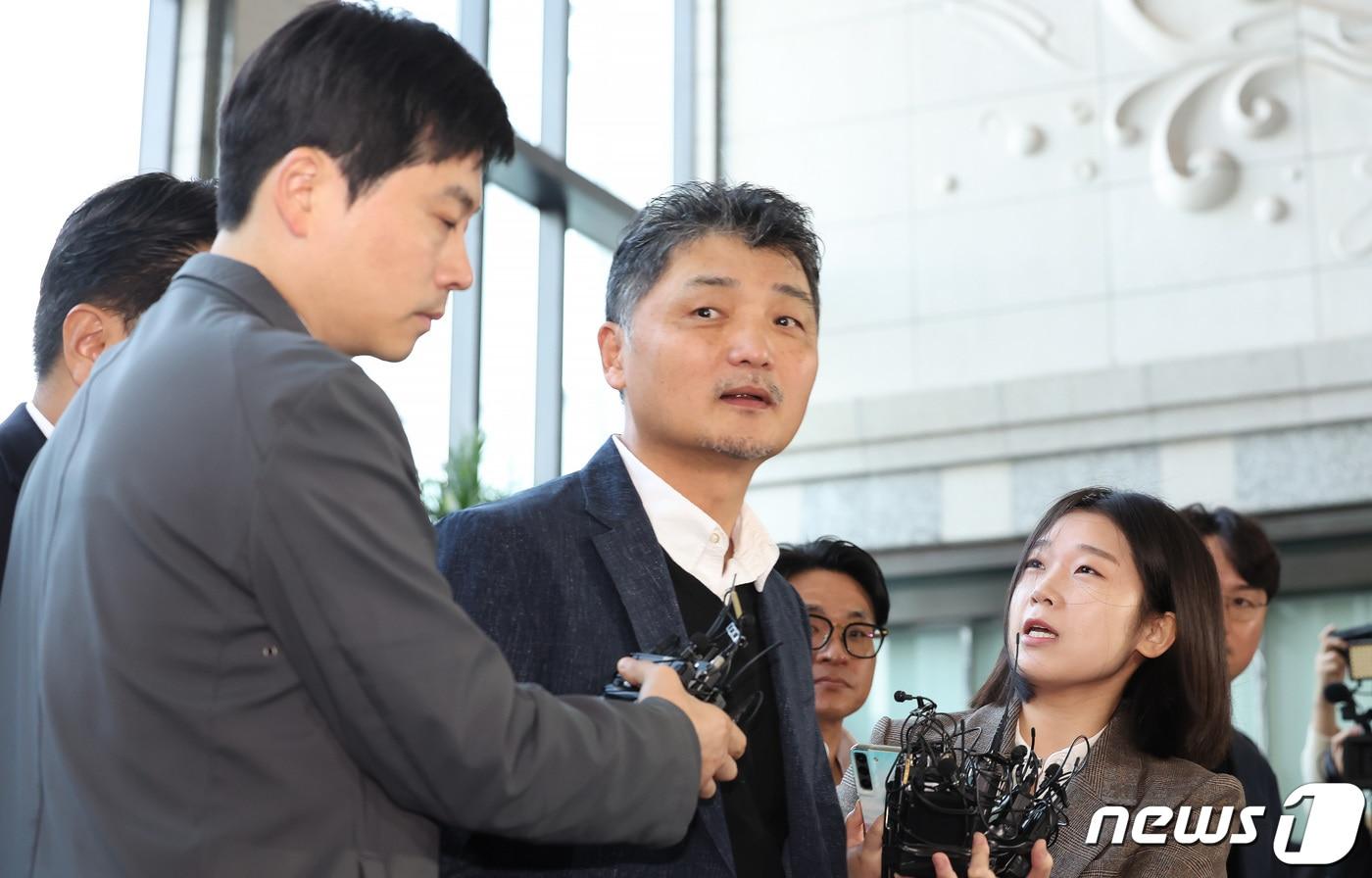 본문 이미지 - 김범수 카카오 미래이니셔티브센터장이 23일 오전 SM엔터테인먼트 주가 시세조종 의혹과 관련한 조사를 받기 위해 서울 여의도 금융감독원으로 출석하고 있다. 2023.10.23/뉴스1 ⓒ News1 김민지 기자