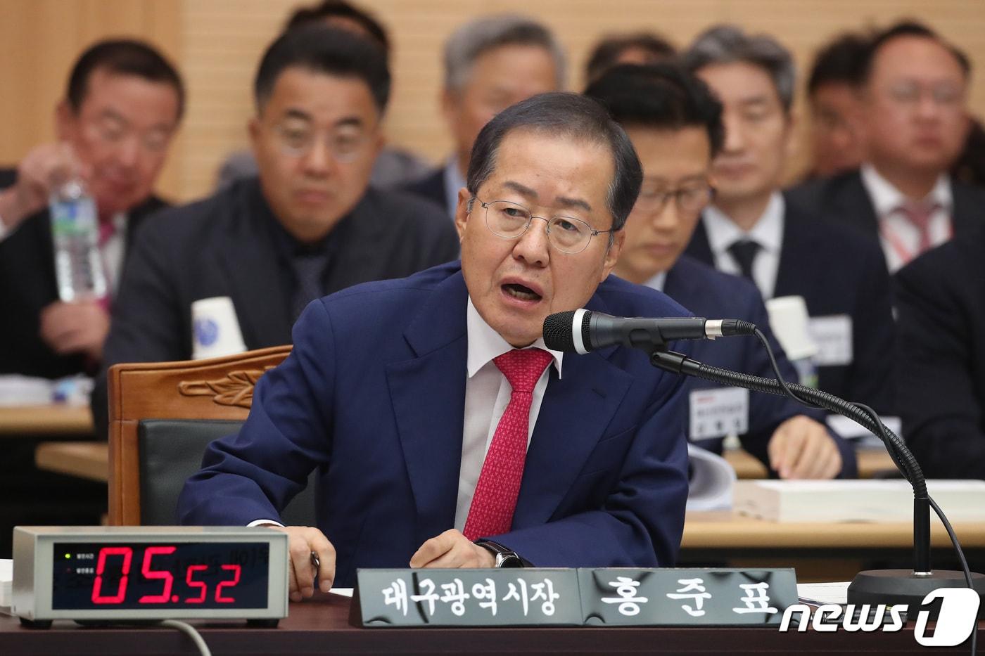 본문 이미지 - 홍준표 대구시장이 2023년 10월 23일 오전 대구 북구 대구시청 산격청사에서 열린 국회 행정안전위원회의 대구시에 대한 2023년도 국정감사에서 용혜인 기본소득당 의원의 퀴어축제 관련 질의에 답하고 있다. 2023.10.23 ⓒ 뉴스1 공정식 기자