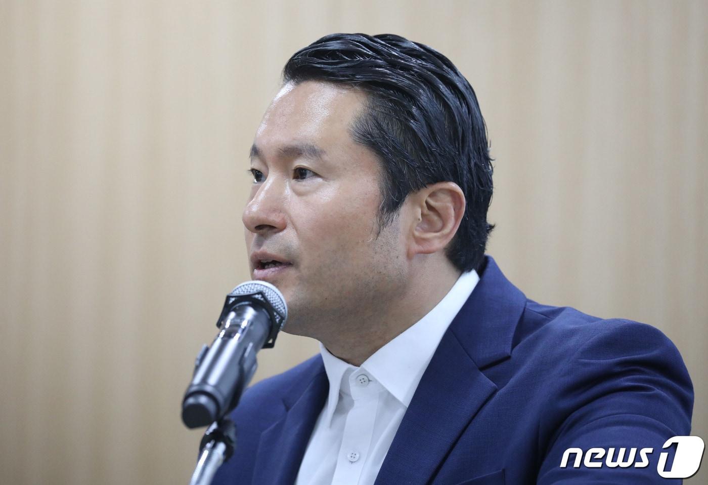 본문 이미지 - 이화영 전 경기도 평화부지사측 변호인 김현철 변호사가 지난해 10월23일 오전 경기 수원시 영통구 경기도의회 브리핑룸에서 재판부 기피신청 관련 기자회견을 하고 있다. 2023.10.23/뉴스1 ⓒ News1 김영운 기자