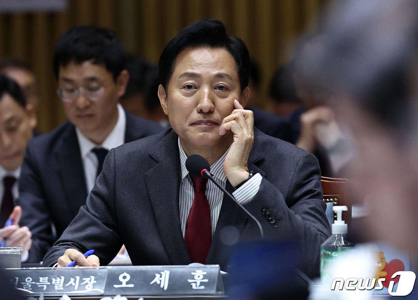 본문 이미지 - 오세훈 서울시장이 23일 오전 서울시청에서 열린 국회 국토교통위원회의 서울시에 대한 국정감사에서 의원 질의를 듣고 있다. 2023.10.23/뉴스1 ⓒ News1 구윤성 기자
