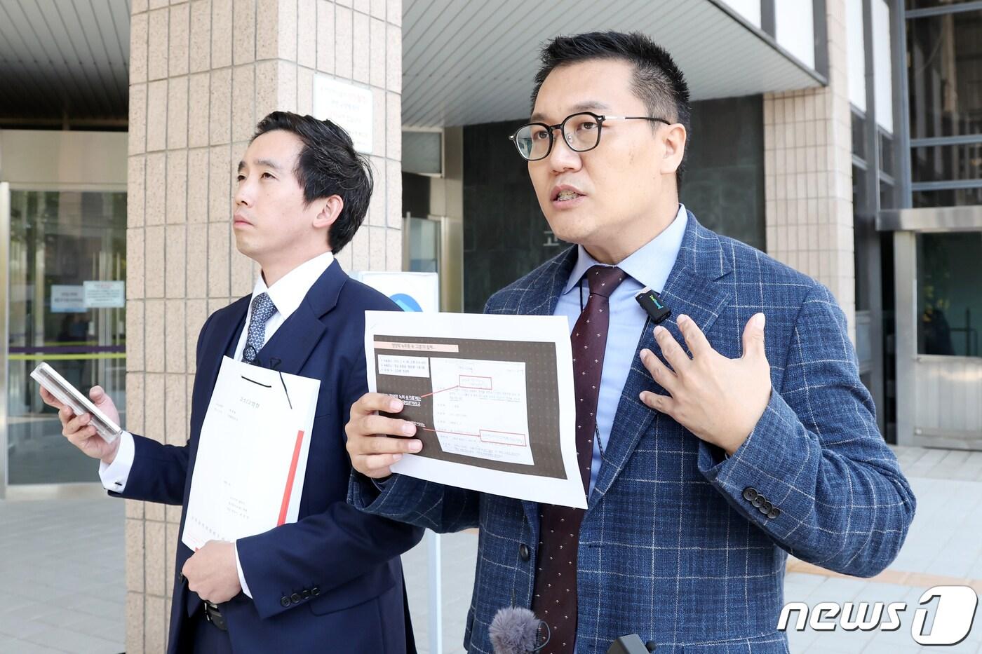 본문 이미지 - 허재현 리포액트 기자가 공수처 민원실 앞에서 압수수색과 관련한 검찰의 피의사실 공표 의혹을 제기하고 있다. 2023.10.23/뉴스1 ⓒ News1 민경석 기자