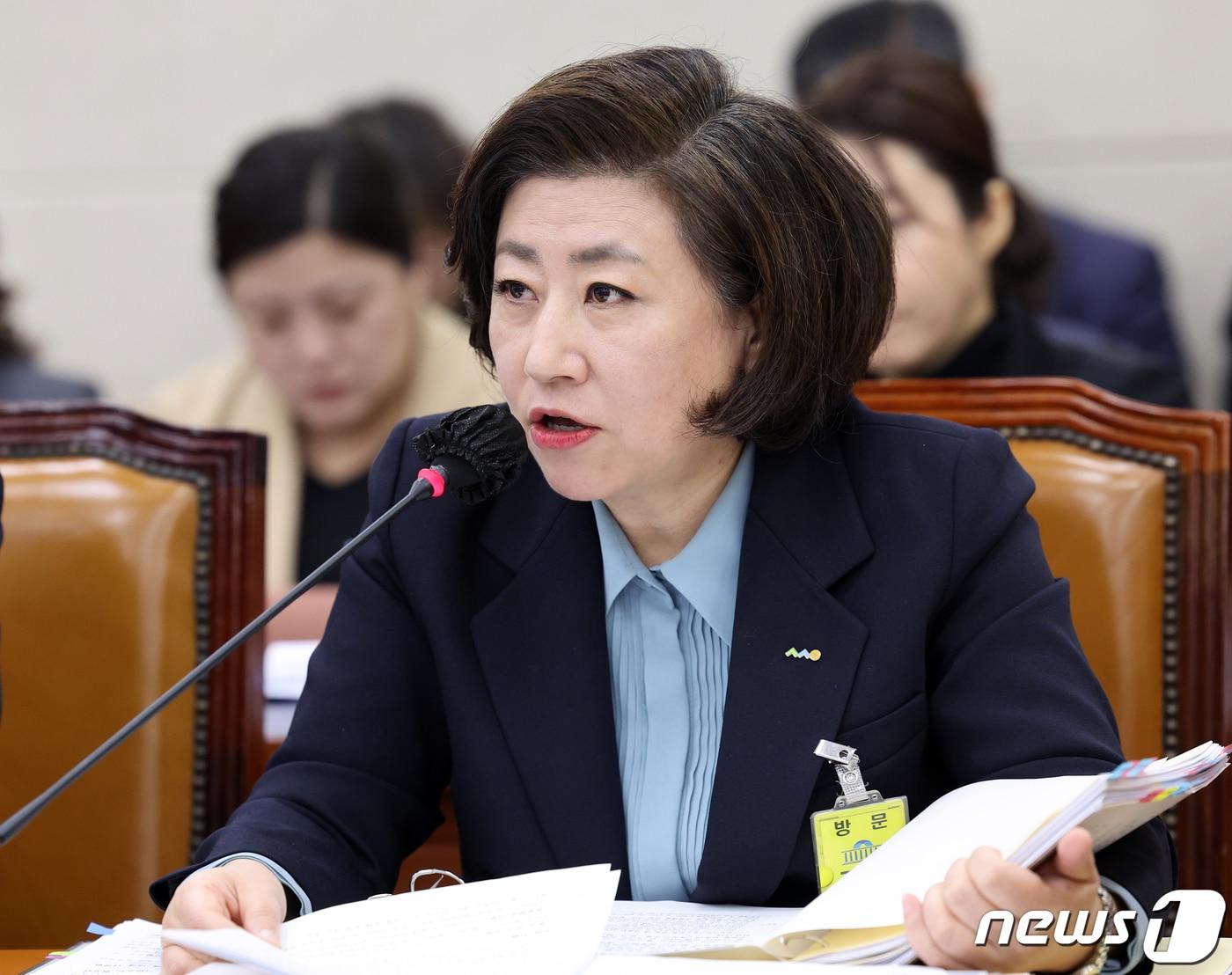 본문 이미지 - 조상미 중앙사회서비스원 원장이 23일 서울 여의도 국회에서 열린 보건복지위원회의 한국노인인력개발원 등에 대한 국정감사에서 의원 질의에 답하고 있다. 2023.10.23/뉴스1 ⓒ News1 황기선 기자