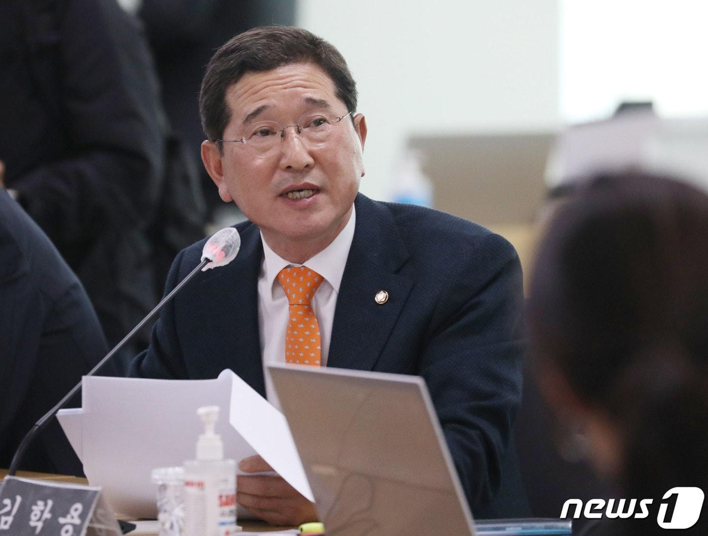 본문 이미지 - 김학용 국민의힘 의원이 23일 오전 경기 수원시 영통구 경기도청에서 열린 국회 국토교통위원회의 경기도에 대한 국정감사에서 질의를 하고 있다. 2023.10.23/뉴스1 ⓒ News1 김영운 기자