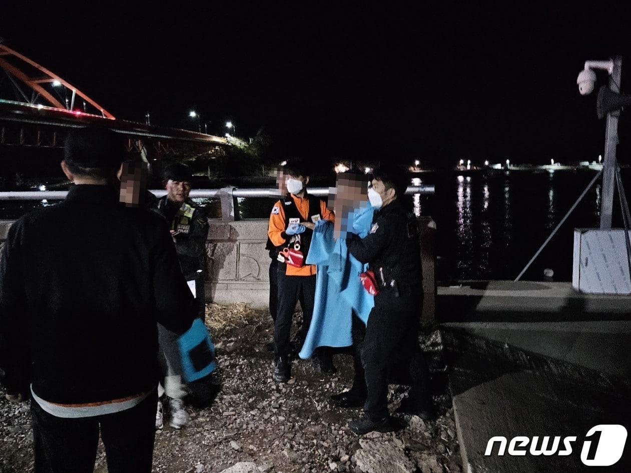 본문 이미지 - 전북 군산 선유도 인근 해상에서 걷다가 발을 헛디뎌 바다에 빠진 40대 남성이 군산해경에 구조되고 있다.(군산해경 제공) 2023.10.23/뉴스1