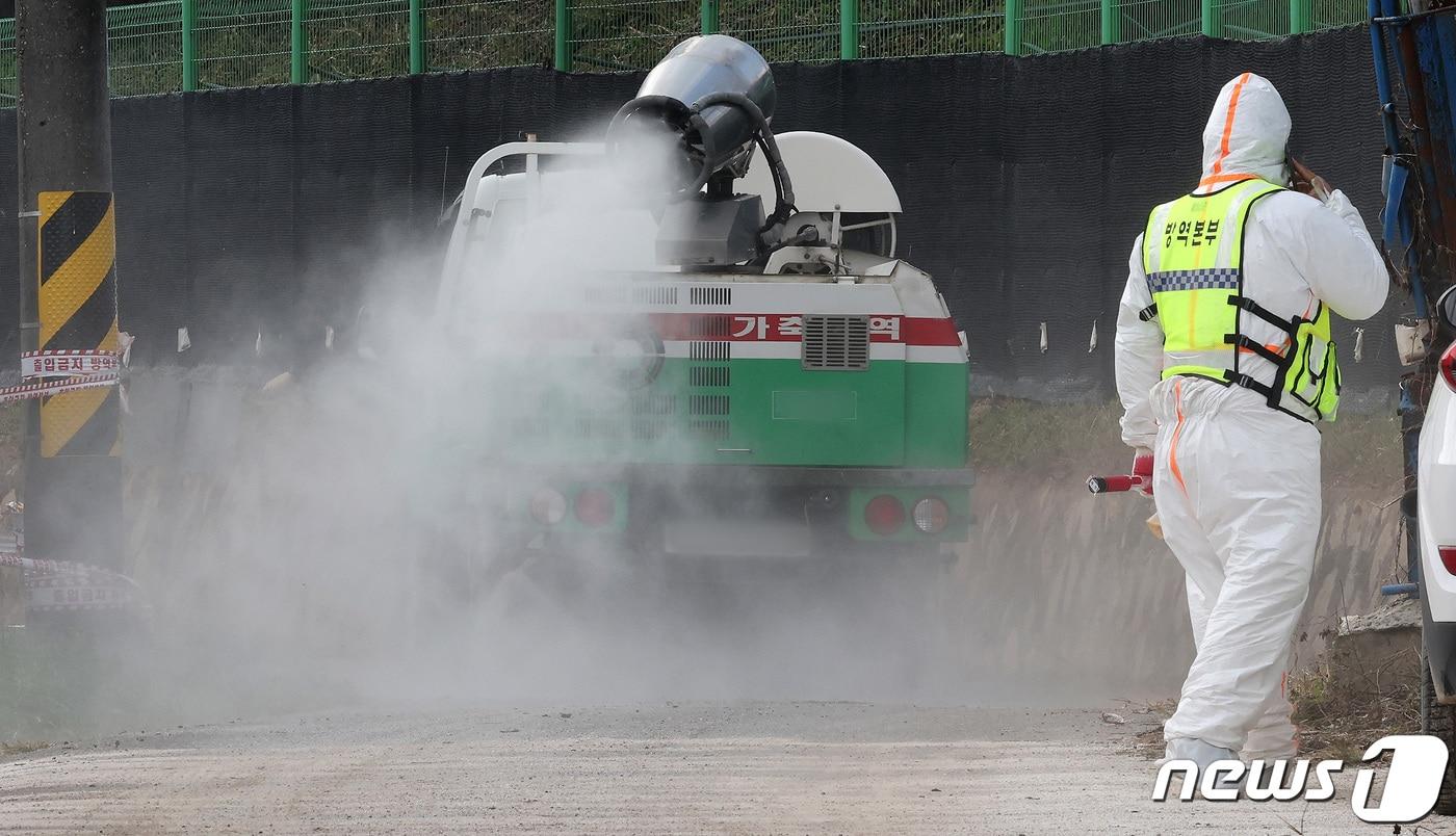 한 축산 농가에서 방역차가 방역을 하고 있다. (자료사진)/뉴스1 ⓒ News1 