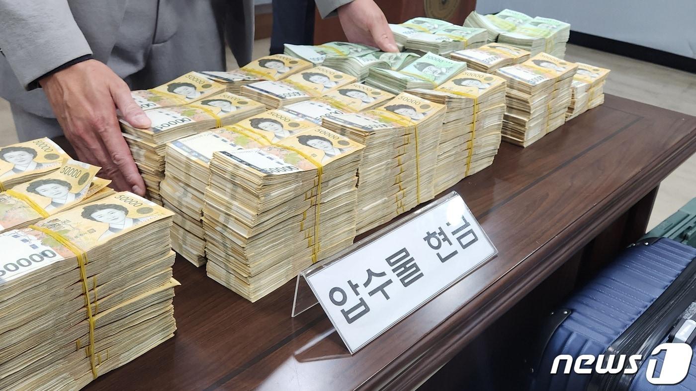 500만원 돈다발 천여개 우수수