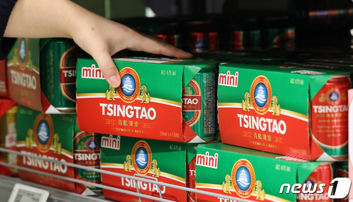  23일 서울 한 대형마트를 찾은 한 시민이 칭따오 맥주를 구매하고 있다. 2023.10.23/뉴스1 ⓒ News1 김성진 기자
