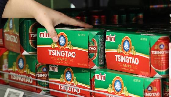 본문 이미지 - 서울 한 대형마트에 진열된 칭따오 맥주. 2023.10.23 ⓒ 뉴스1 김성진 기자