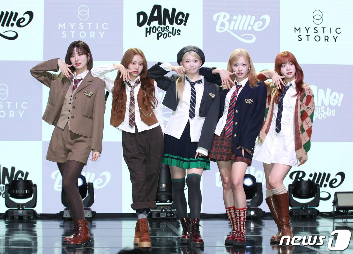 본문 이미지 - 그룹 빌리(Billlie)의 시윤(왼쪽부터)과 션, 츠키, 하람, 하루나가 23일 오후 서울 서교동 신한pLay 스퀘어 라이브홀에서 가진 싱글 1집 '사이드-비 : 메모얼스 오브 에코 언씬(side-B : memoirs of echo unseen)' 쇼케이스에서 포즈를 취하고 있다. 2023.10.23/뉴스1 ⓒ News1 권현진 기자