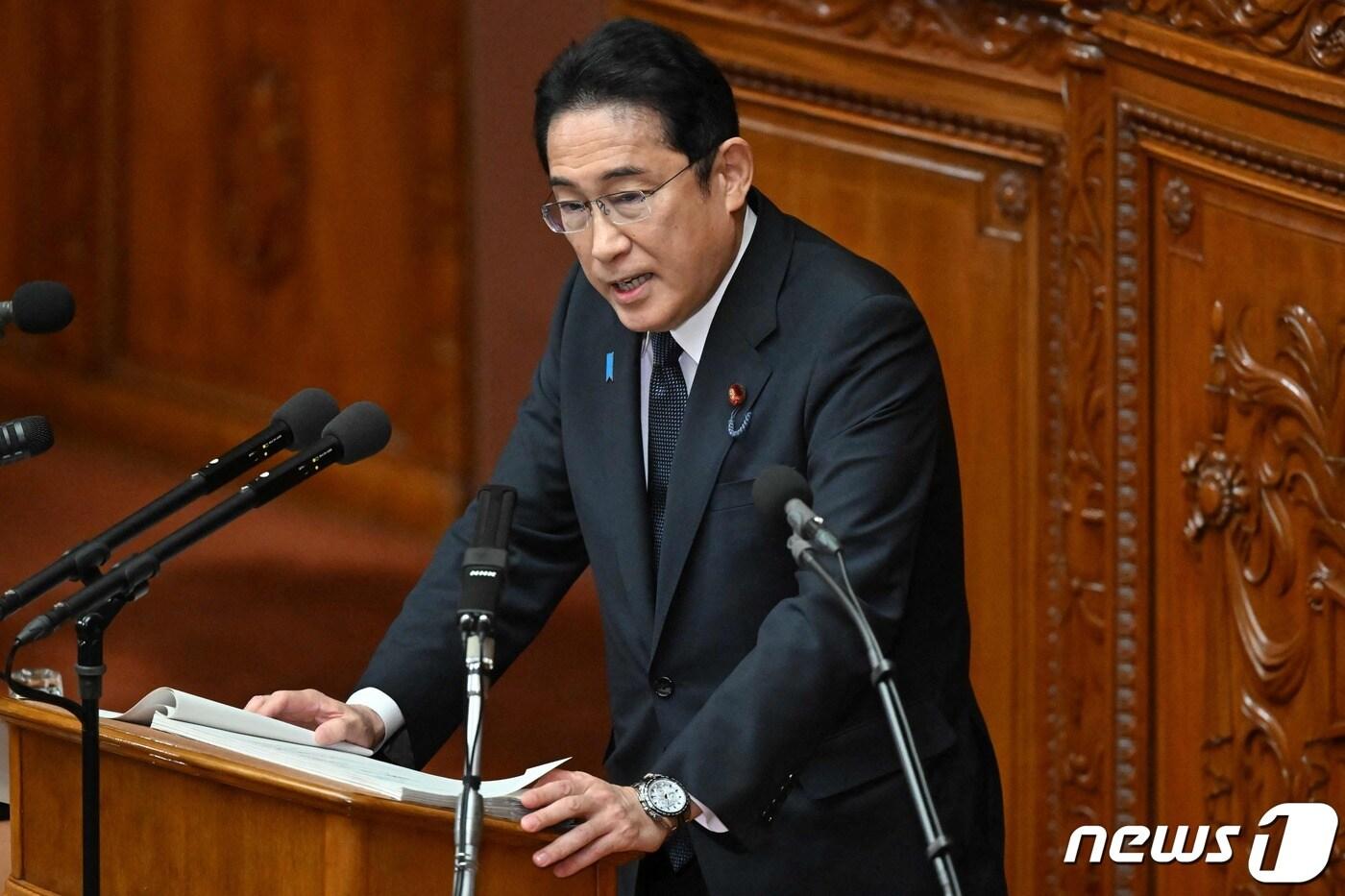 본문 이미지 - 기시다 후미오 일본 총리가 23일(현지시간) 도쿄에서 열린 임시 국회에서 연설하고 있다. 2023.10.23 ⓒ AFP=뉴스1 ⓒ News1 정지윤 기자