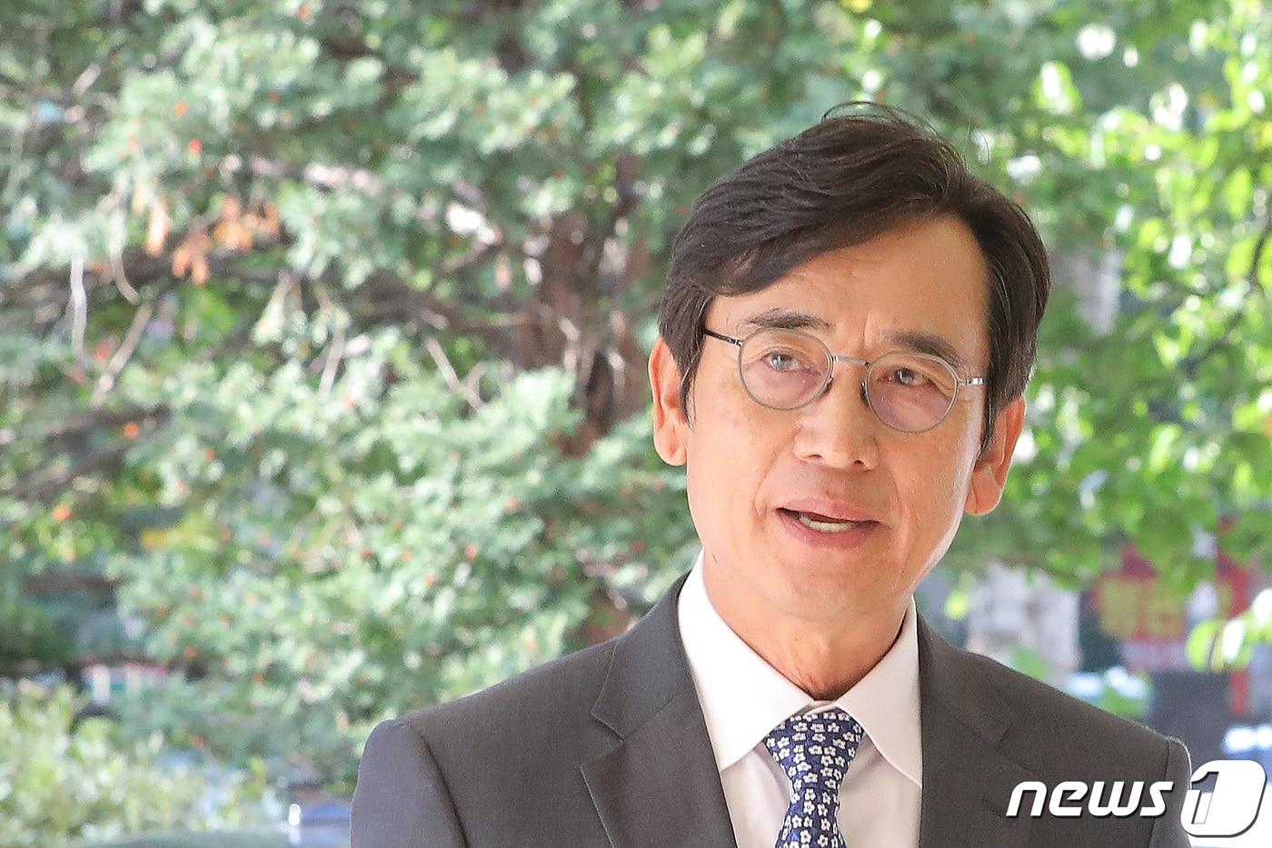 한동훈 법무부 장관에 대한 명예훼손 혐의를 받는 유시민 전 노무현재단 이사장이 23일 오후 서울 마포구 서부지법에서 열린 항소심 공판에 출석하고 있다. 2023.10.23/뉴스1 ⓒ News1 신웅수 기자