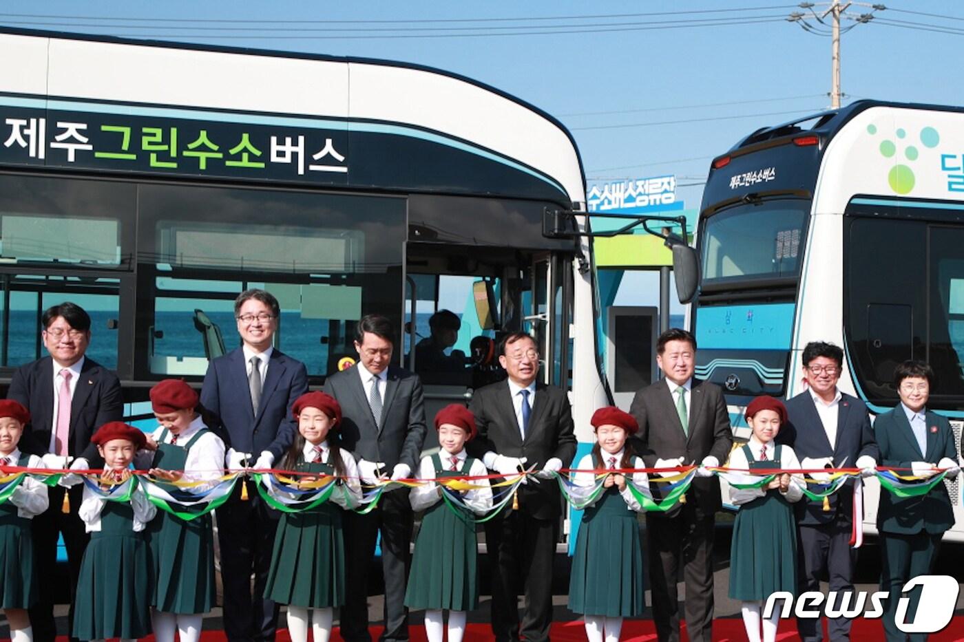 본문 이미지 - 23일 제주도에서 열린 국내 최초 그린수소 버스 정식개통식에 참석한 오영훈 제주특별자치도지사(오른쪽 세번째), 이정현 지방시대위원회 부위원장(오른쪽 네번째) 등 내빈들이 정식개통 테이프를 자르고 있다. 산업통상자원부와 제주도는 오는 25일까지 제주국제컨벤션센터에서 국내외 수소산업 전문가들이 참석하는 ‘제1회 그린수소 글로벌포럼’을 개최하고, 수소산업 생태계 확산을 위해 공동으로 노력할 예정이다. (제주특별자치도 제공) 2023.10.23/뉴스1