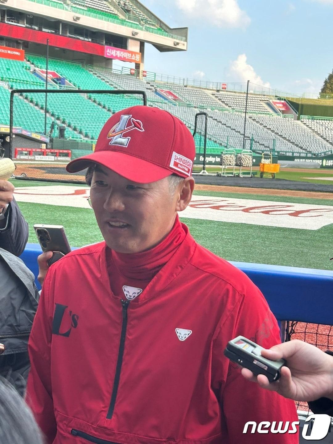 본문 이미지 - 23일 NC와의 준PO 2차전을 앞두고 취재진과 만난 SSG 김원형 감독. ⓒ News1 문대현 기자