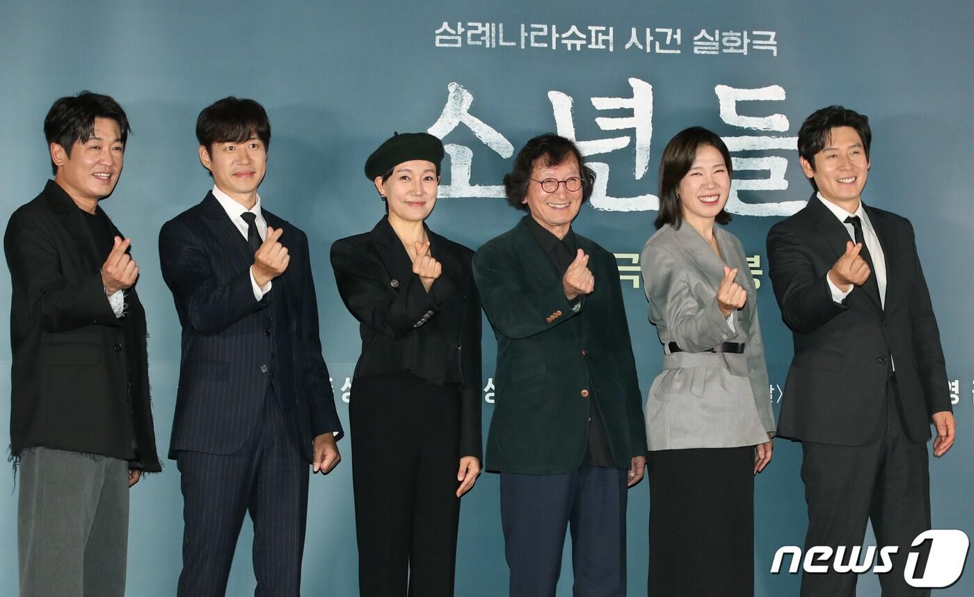 배우 허성태(왼쪽부터)와 유준상, 진경, 정지영 감독, 염혜란, 설경구가 23일 서울 용산구 CGV용산아이파크몰에서 열린 영화 '소년들' 언론시사회에서 포즈를 취하고 있다. '소년들'은 지방 소읍의 한 슈퍼에서 발생한 강도치사 사건의 범인으로 지목된 소년들과 사건의 재수사에 나선 형사, 그리고 그들을 둘러싼 사람들의 이야기를 그렸다. 2023.10.23/뉴스1 ⓒ News1 권현진 기자