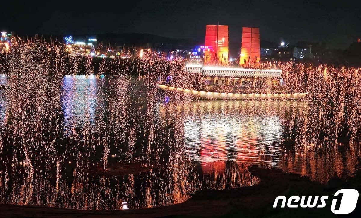 본문 이미지 - '2023 오곡나루축제'에서 펼쳐진 은화수 낙화놀이 모습.(여주시 제공)
