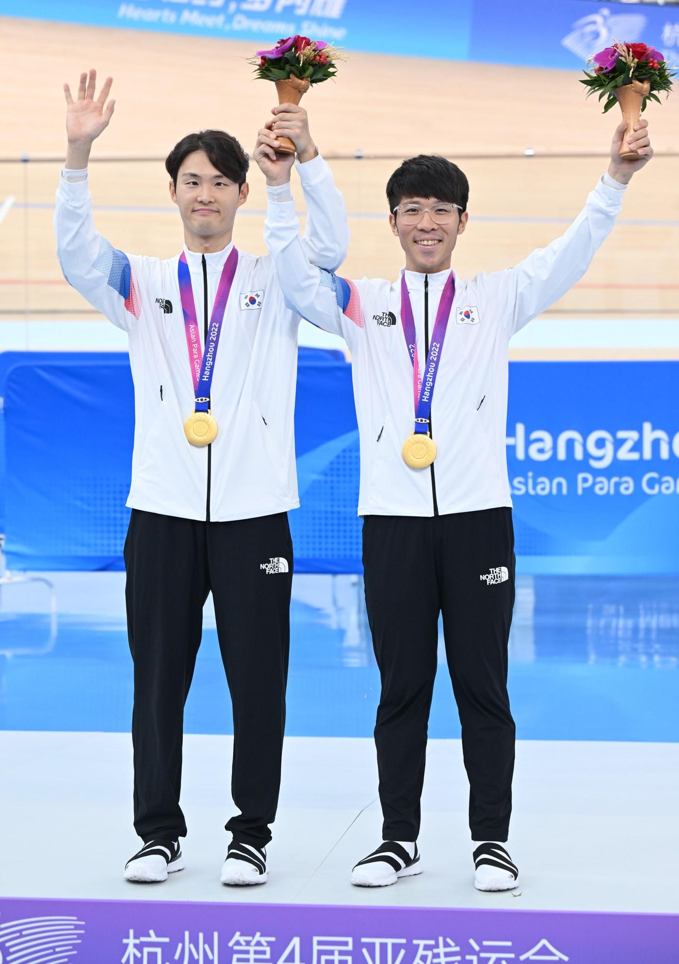 본문 이미지 - 항저우 장애인아시안게임에서 한국 선수단 첫 금메달을 획득한 김정빈(왼쪽)과 경기파트너 윤중헌. (대한장애인체육회 제공)