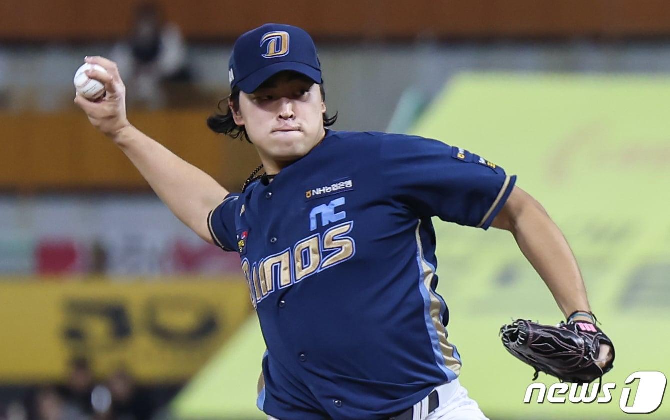 본문 이미지 - 23일 오후 인천 SSG랜더스필드에서 열린 프로야구 '2023 신한은행 SOL KBO 포스트시즌' 준플레이오프 2차전 NC 다이노스와 SSG 랜더스의 경기, NC 선발투수 송명기가 1회말 등판해 역투하고 있다. 2023.10.23/뉴스1 ⓒ News1 김도우 기자