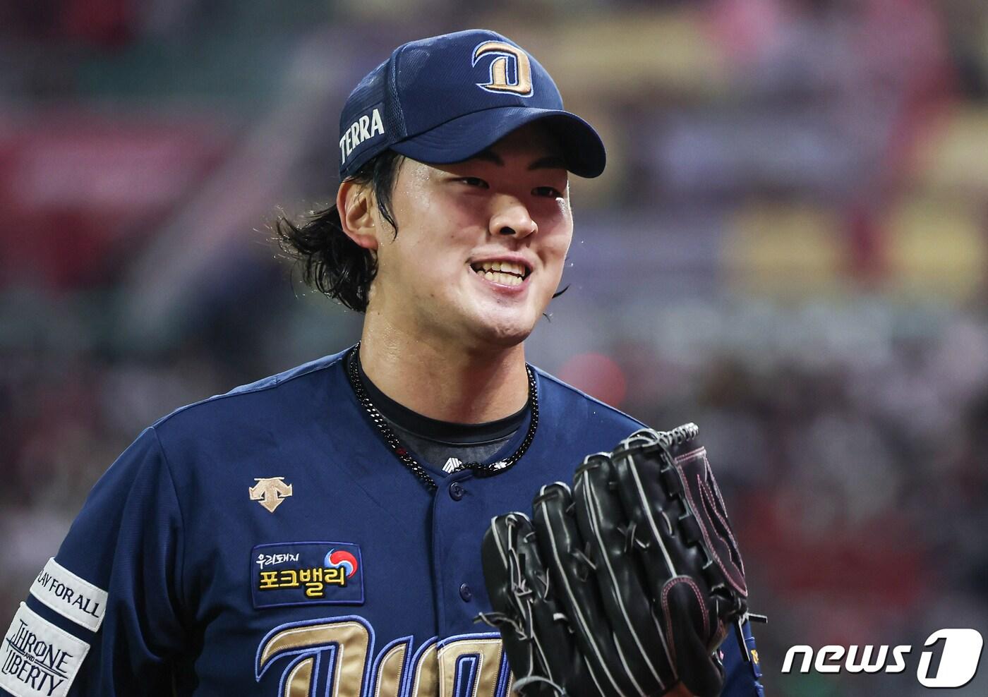 본문 이미지 - 23일 오후 인천 SSG랜더스필드에서 열린 프로야구 '2023 신한은행 SOL KBO 포스트시즌' 준플레이오프 2차전 NC 다이노스와 SSG 랜더스의 경기, NC 선발투수 송명기가 3회말을 무실점으로 막은 후 덕아웃으로 들어가고 있다. 2023.10.23/뉴스1 ⓒ News1 김도우 기자